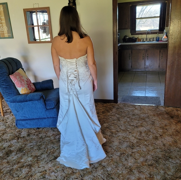 David's Bridal Trumpet Strapless Satin Ivory Wedding Dress Size 8 - Picture 3 of 14